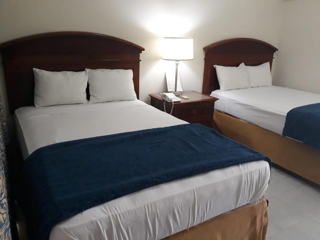 Hotel Novus Caoba Esperanza Bagian luar foto